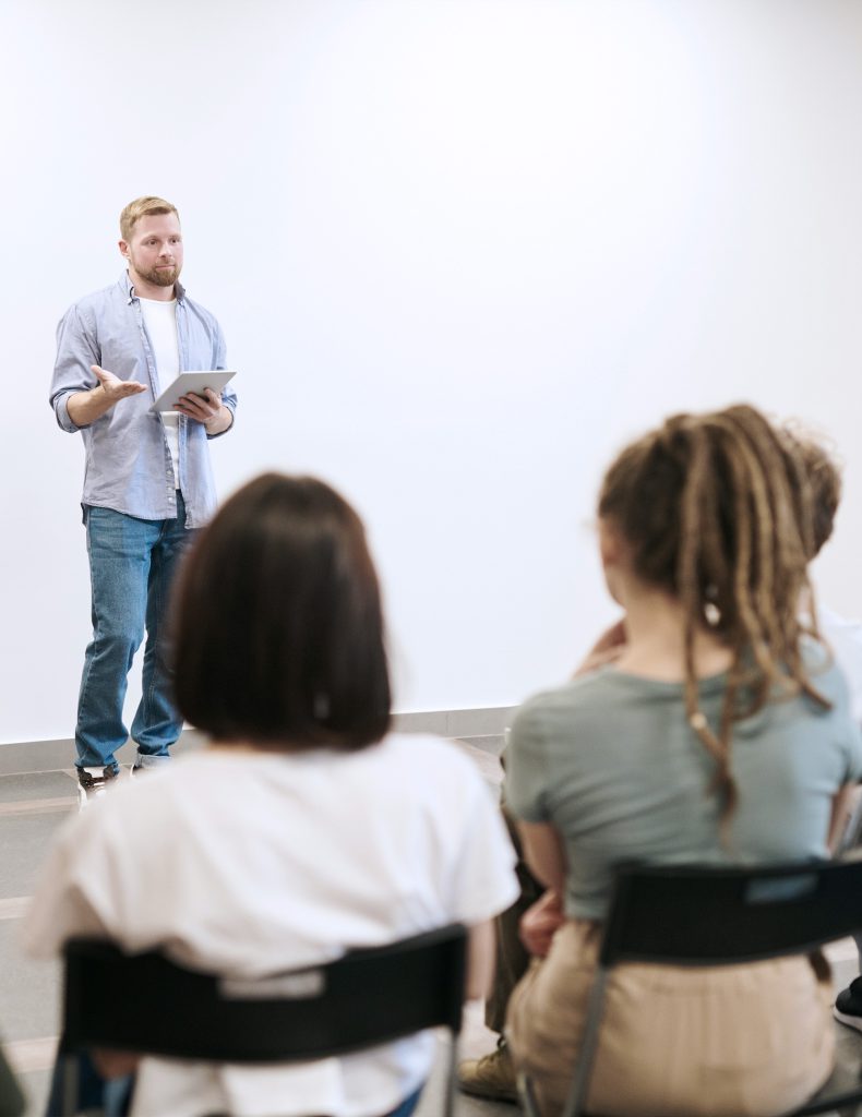 Student som presenterar något framför en publik