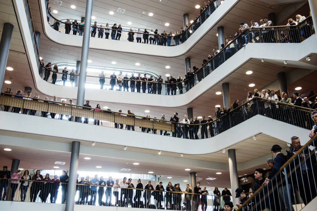 Students and employees at Malmö University standing on the stairs at Niagara