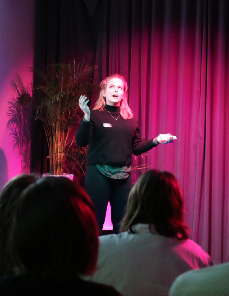 Bild på student som pitchar en idé under Stormathon