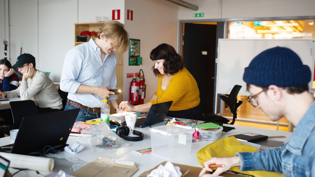 Bild på studenter som idéutvecklar.