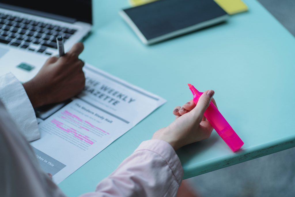 Picture of a hand holding a sharpie.